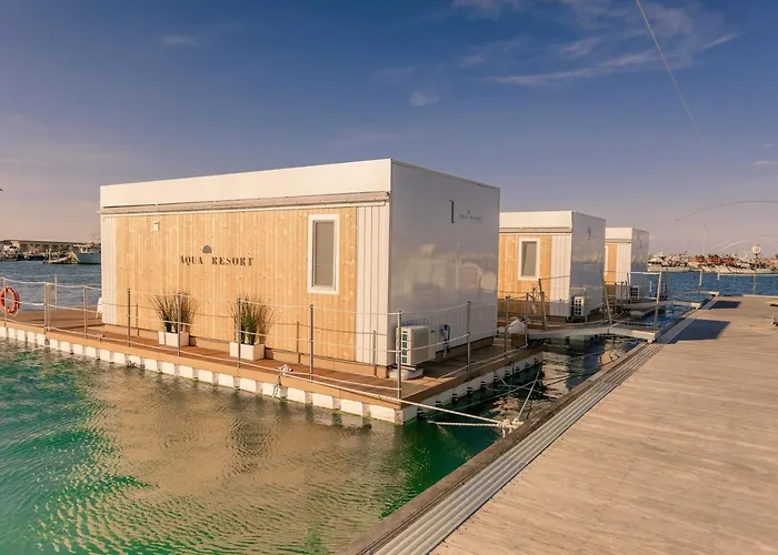 Hotel vicino al College: Aqua Resort Giulianova - Houseboat Experience