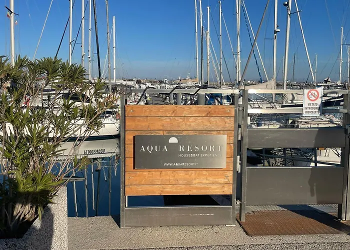 Hotel vicino al College: Aqua Resort Giulianova - Houseboat Experience